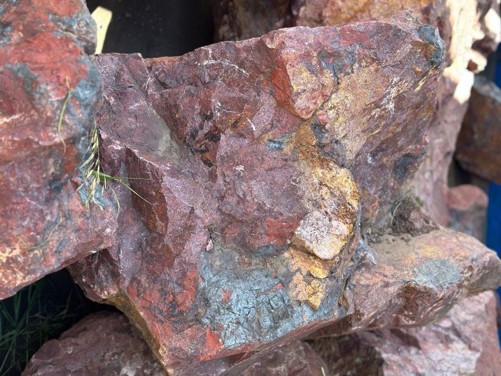 Камни для ландшафтного дизайна красно-фиолетовые 10-60 килограмм купить в Дегтярске