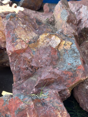 Камни для ландшафтного дизайна красно-фиолетовые 10-60 килограмм купить в Дегтярске