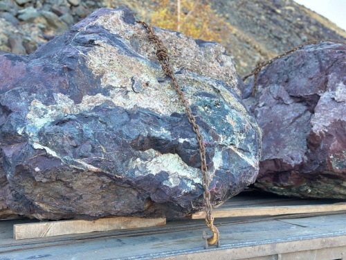 Огромные красно-фиолетовые валуны для ландшафтного дизайна весом более 5 тонн купить в Дегтярске