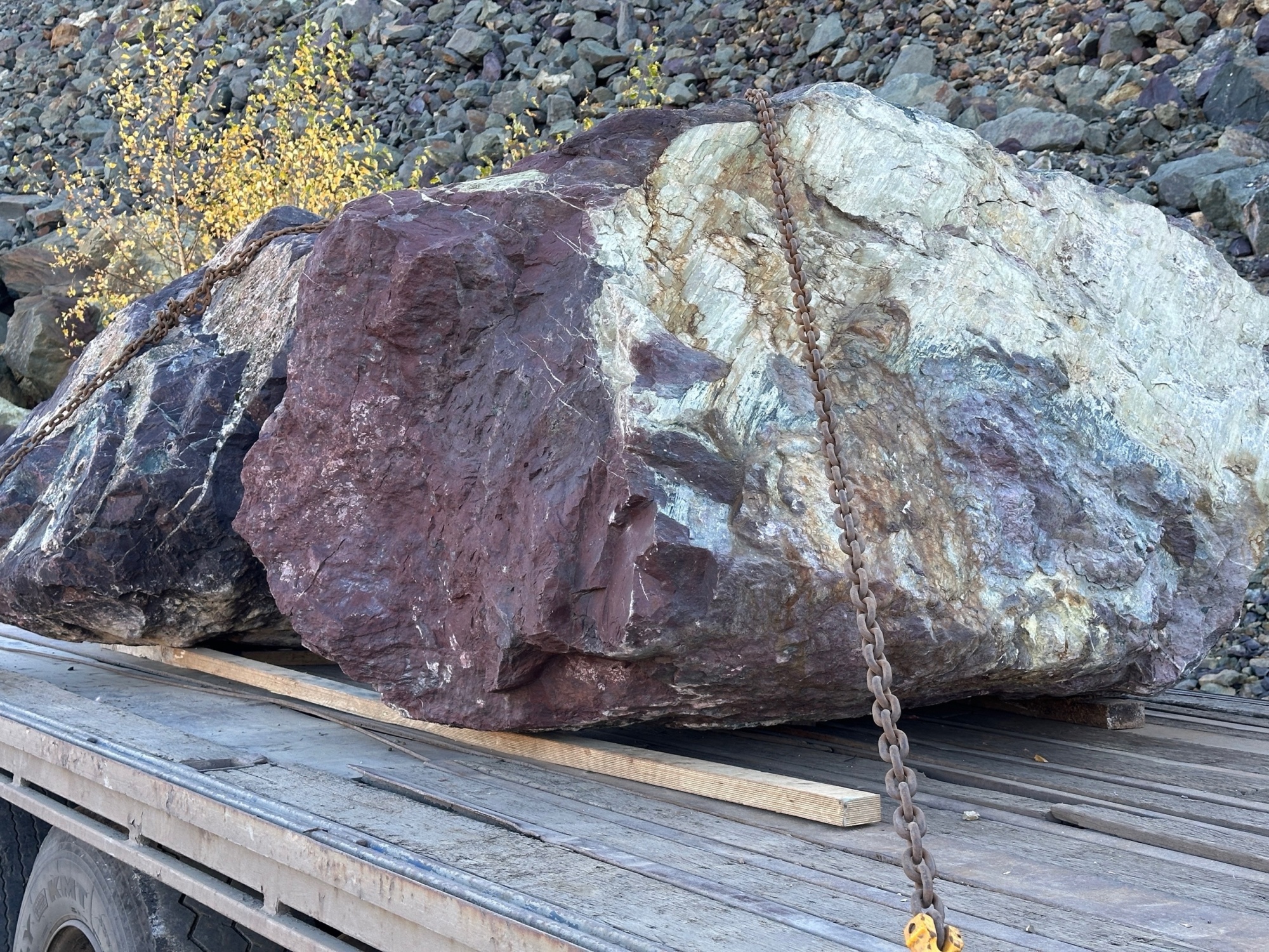 Огромные красно-фиолетовые валуны для ландшафтного дизайна весом более 5 тонн купить в Дегтярске