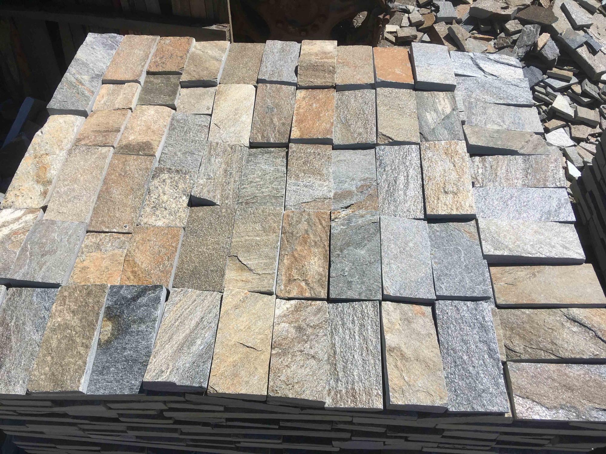 Плитка пилёная златолит Уральский для фасада купить в Дегтярске