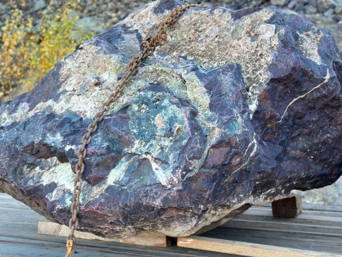 Огромные красно-фиолетовые валуны для ландшафтного дизайна весом более 5 тонн купить в Дегтярске