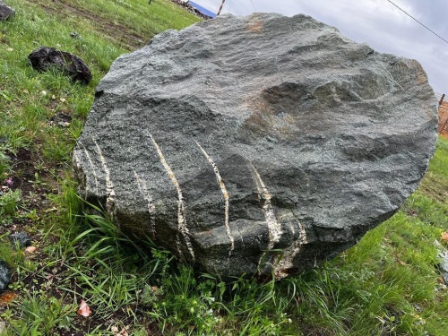 Гигантские зелёные валуны для ландшафтного дизайна весом более 5 тонн купить в Дегтярске