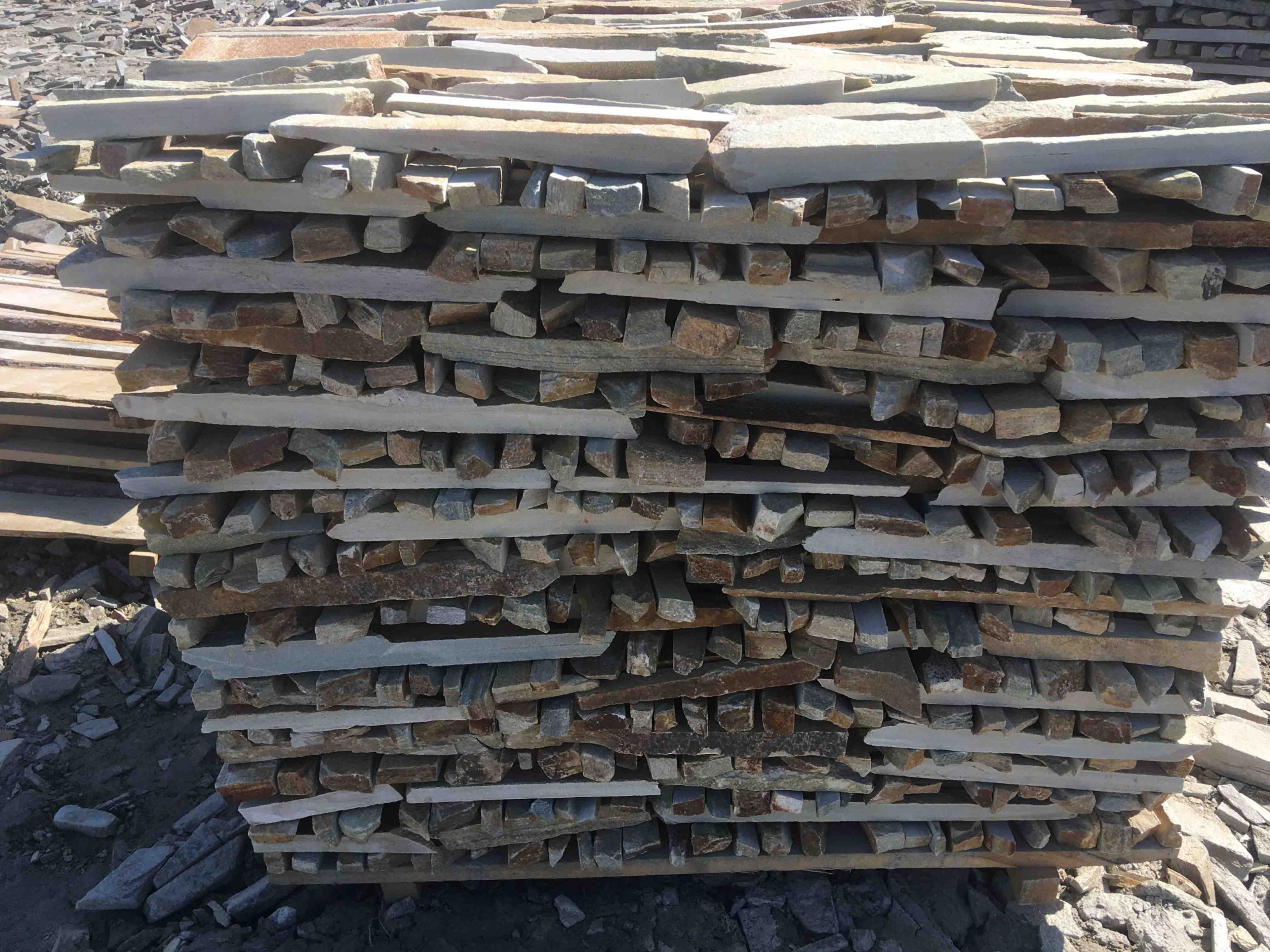 Горбушка златолит золотистый для облицовки купить в Дегтярске