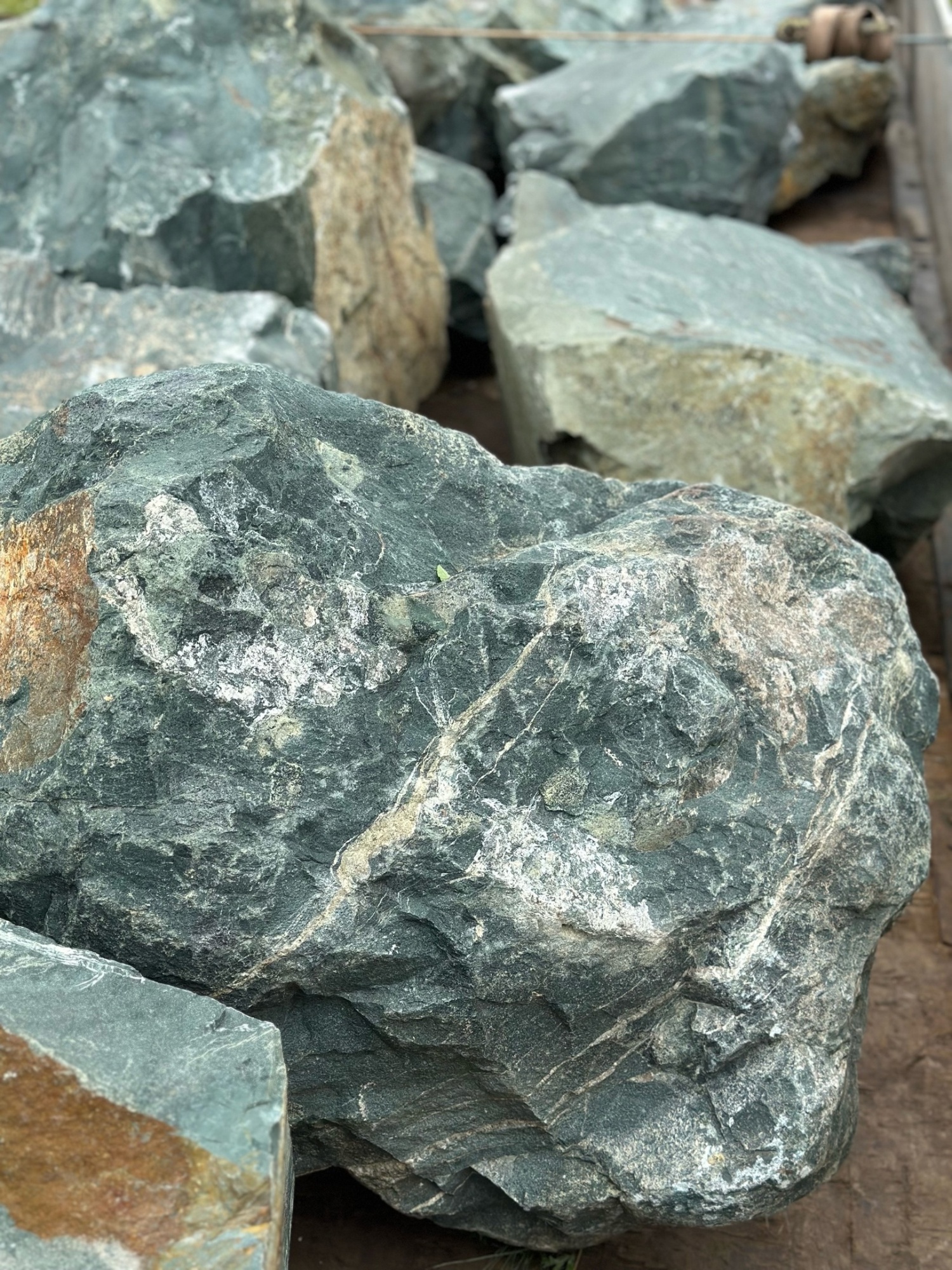 Камни для ландшафтного дизайна зелёные 10-60 килограмм купить в Дегтярске