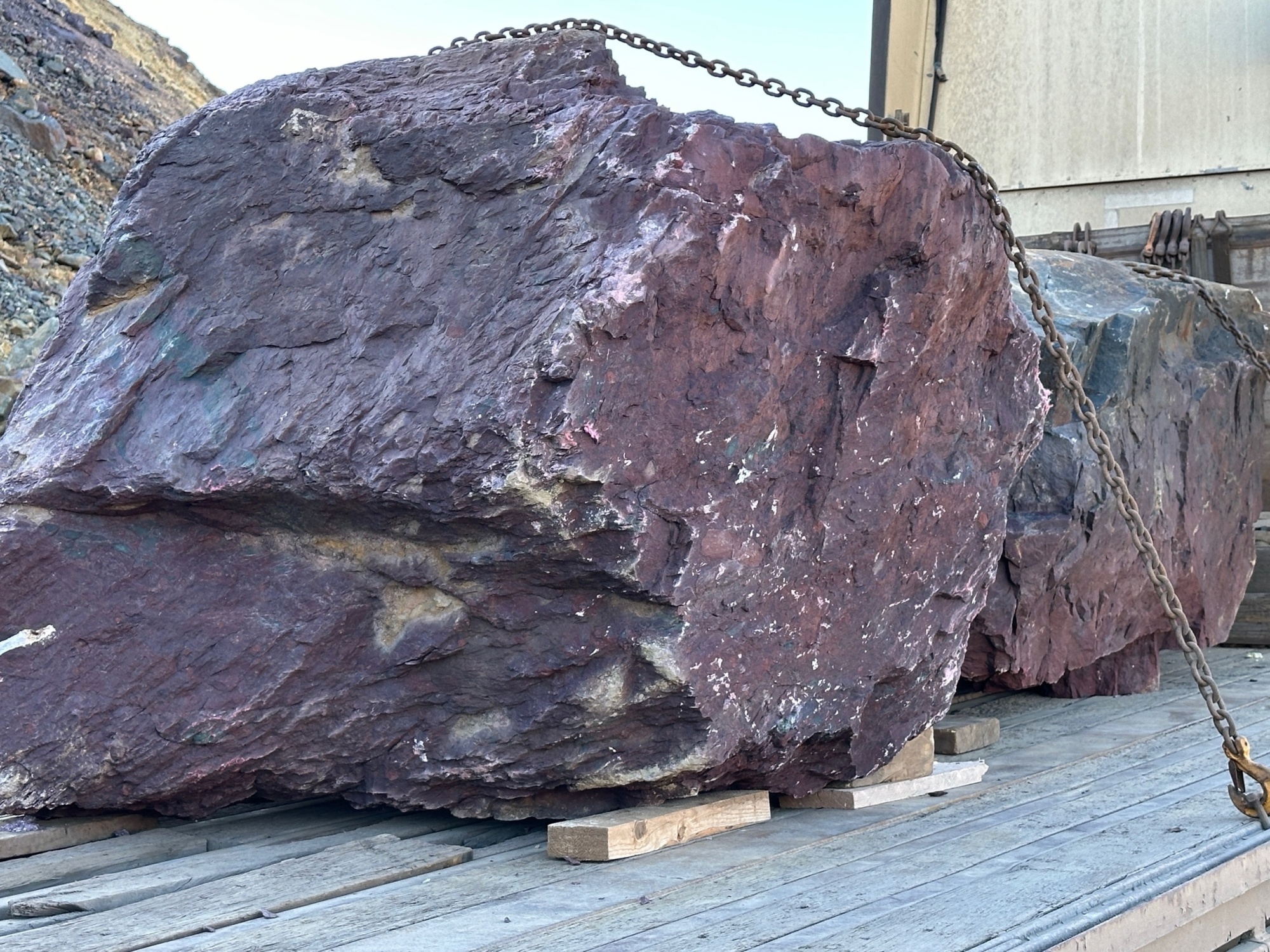 Огромные красно-фиолетовые валуны для ландшафтного дизайна весом более 5 тонн купить в Дегтярске