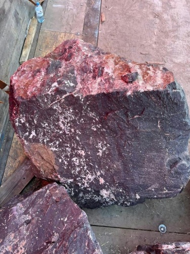 Камни для ландшафтного дизайна красно-фиолетовые 10-60 килограмм купить в Дегтярске