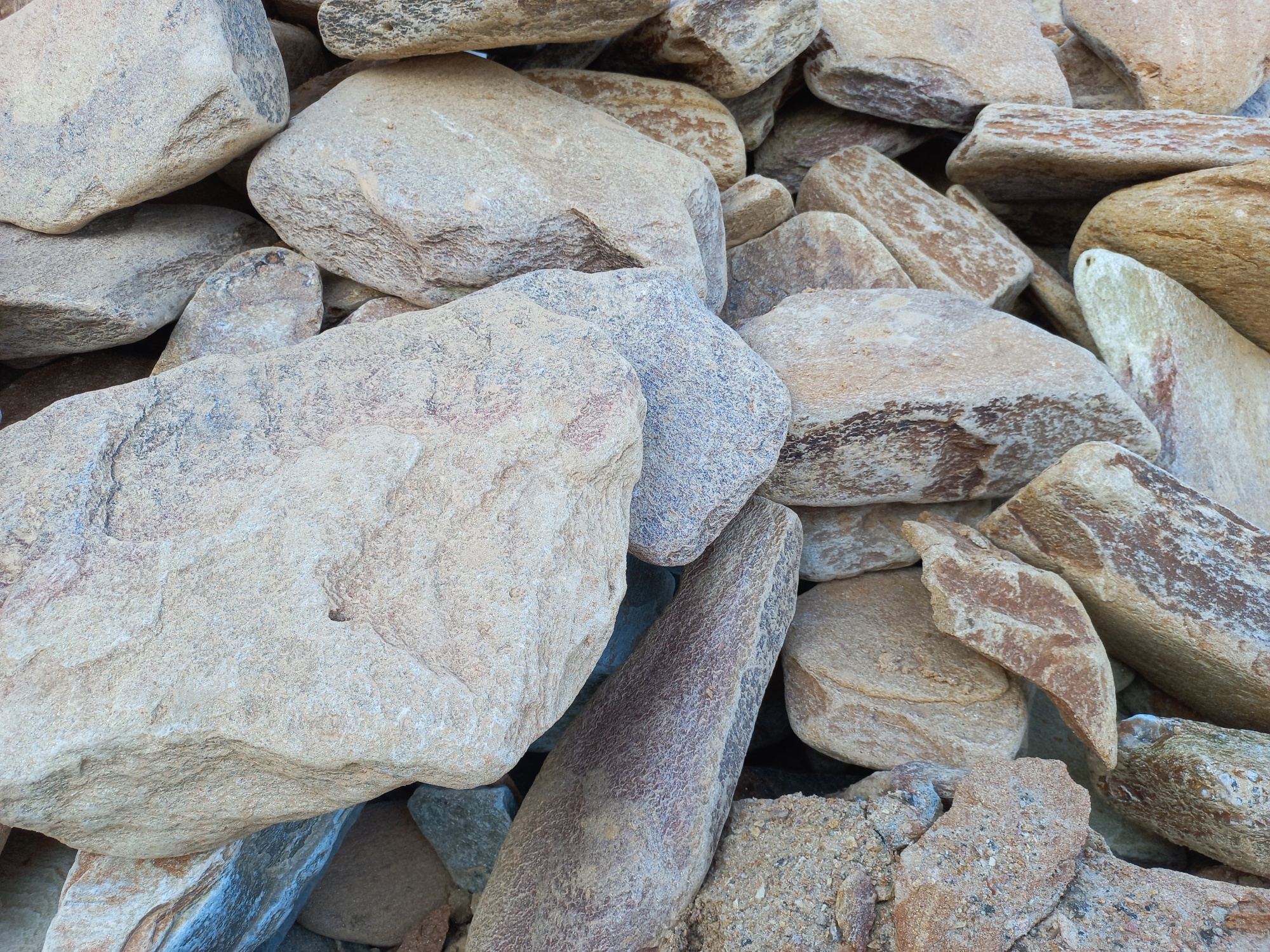 Златолит жёлтый, жёлто-зелёный глыбки и валуны для ланшафтного дизайна купить в Дегтярске