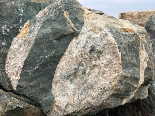 Гигантские зелёные валуны для ландшафтного дизайна весом более 5 тонн купить в Дегтярске