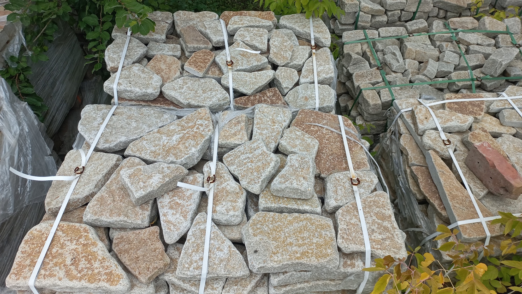 Гранитный плитняк галтованный для мощения купить в Дегтярске