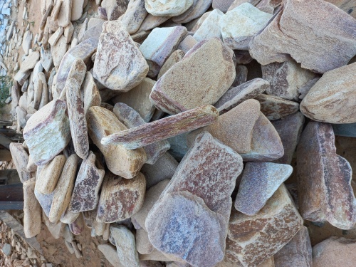 Златолит жёлтый, жёлто-зелёный глыбки и валуны для ланшафтного дизайна купить в Дегтярске