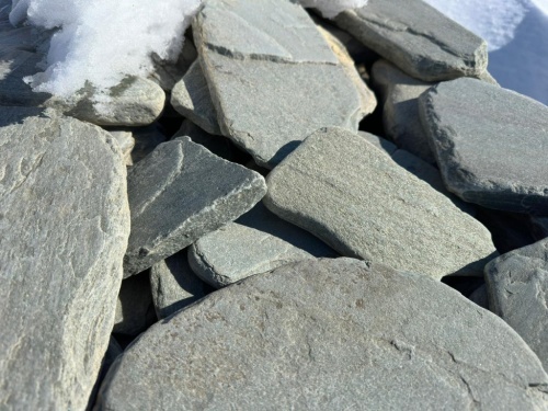 Плитняк златолит зелёный галтованный для цоколя купить в Дегтярске