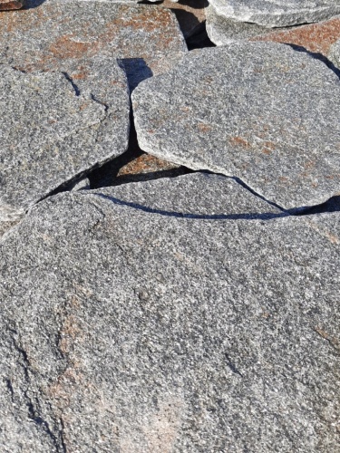 Златолит серебристый галтованный для лестниц купить в Дегтярске