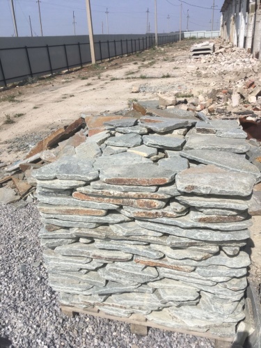 Златолит серебристый галтованный для лестниц купить в Дегтярске