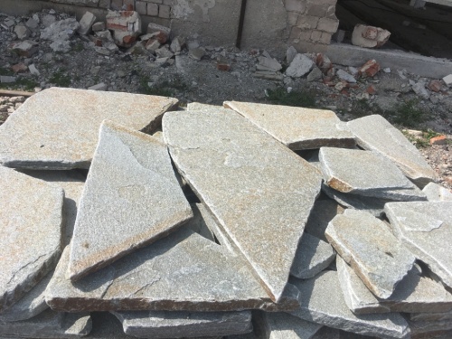 Златолит серебристый галтованный для лестниц купить в Дегтярске